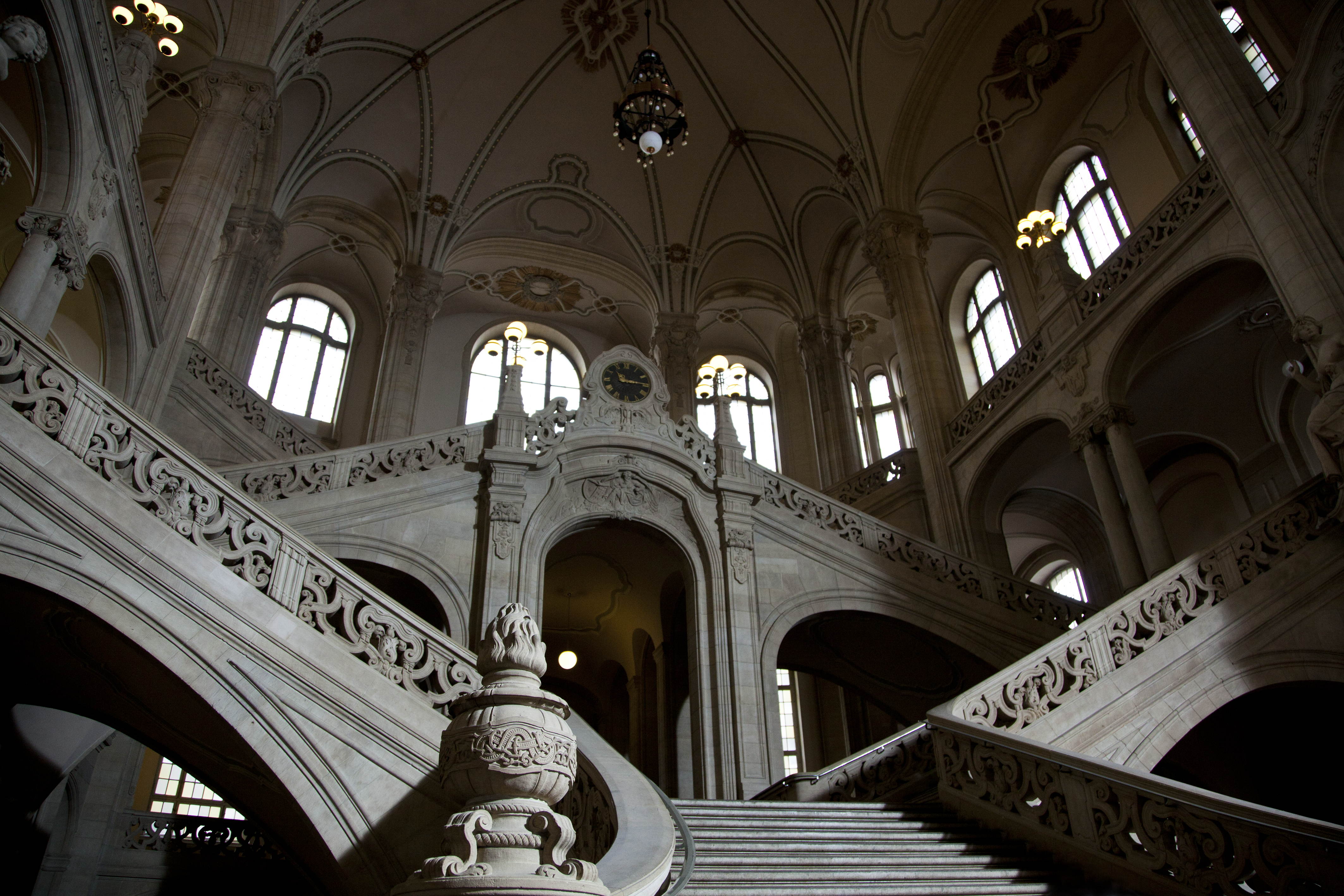 Regisseur Christian Wagner wei&szlig;t die Schauspieler ein